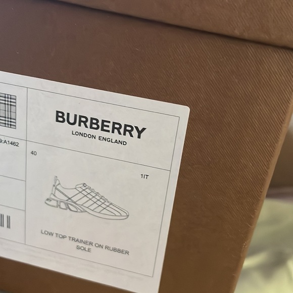 Authentic Burberry Low top Trainer on Rubber Sole Sneaker - Picture 8 of 13